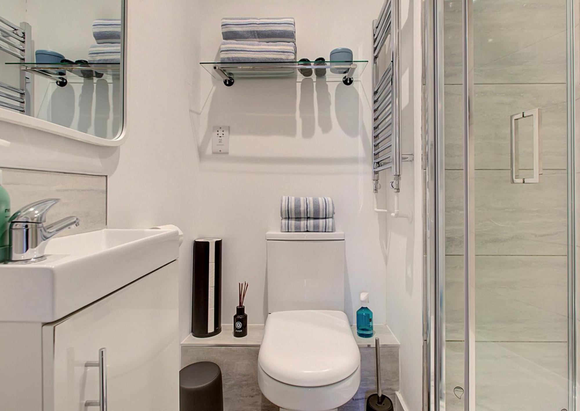 Stylish, Business Traveller Friendly Apartment, With Free Parking And Netflix Farnborough  Exterior photo