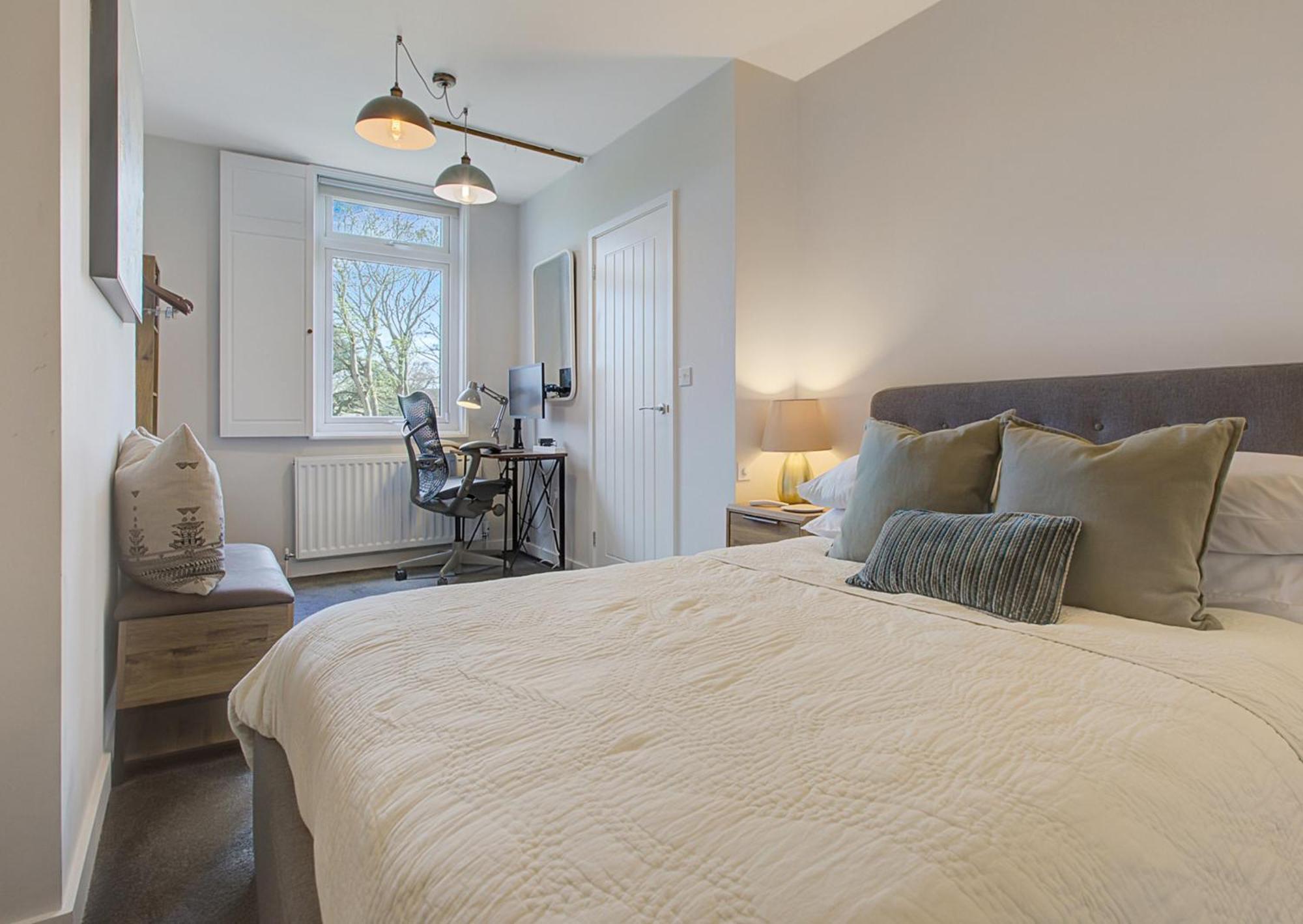 Stylish, Business Traveller Friendly Apartment, With Free Parking And Netflix Farnborough  Exterior photo